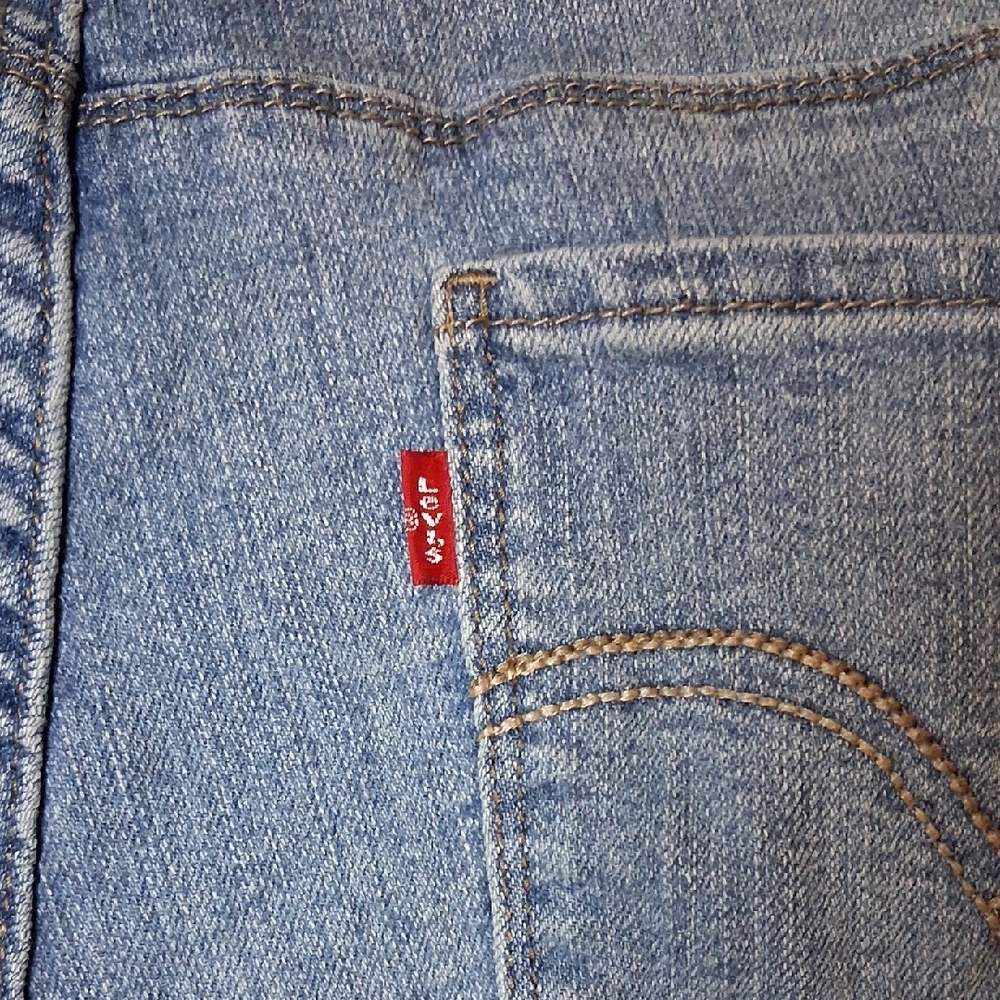 Levi's Light Blue Denim Frayed Hem Women's Shorts - Picture 7 of 8